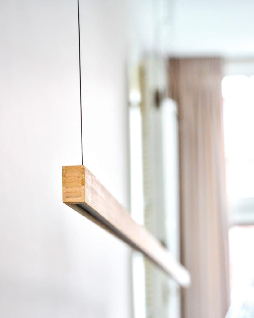 massive een exclusieve lamp van 4 meter bamboe hangend boven een keukenblok