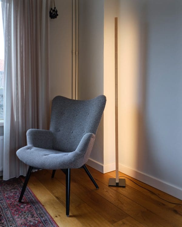 de bar een luxe staande bamboe design lamp in een design woonkamer