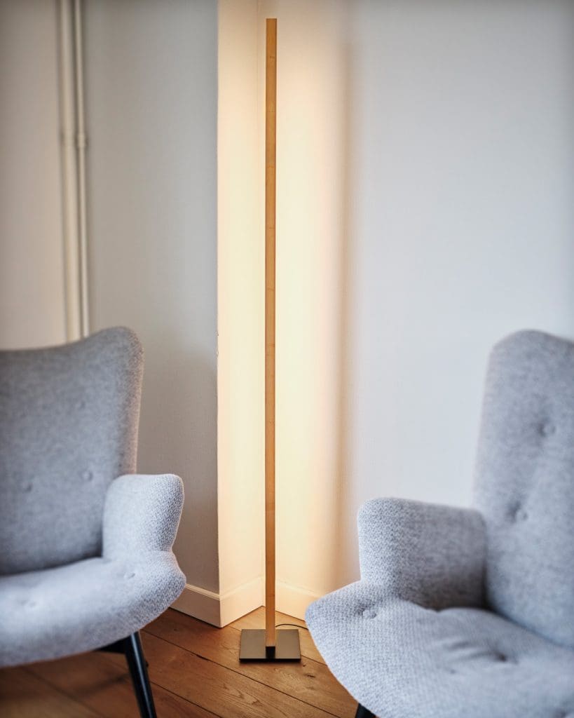 de bar een luxe staande bamboe design lamp in een design woonkamer