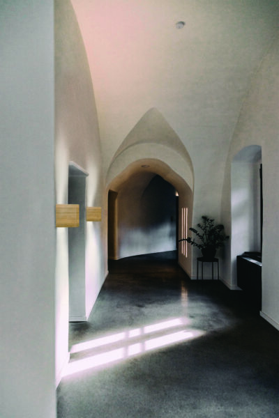 Designlamp cube van bamboe hangend in een hal